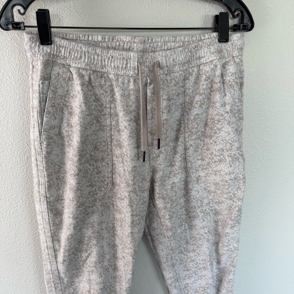 Athleta Farallon Printed Jogger Pants Pebbles Textured Abalone Women’s Medium - Picture 4 of 12